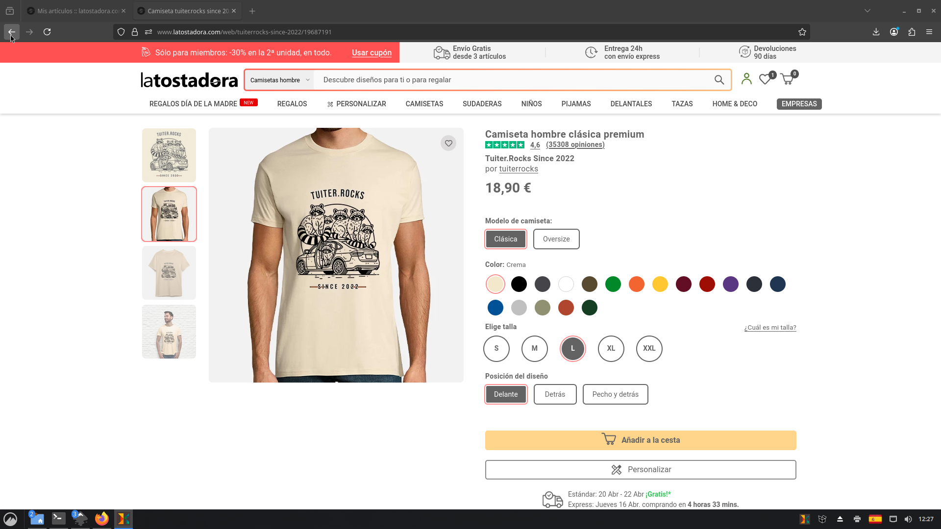 Esta es una captura de pantalla de una página web de compras en línea, concretamente de una tienda llamada latostadora.com. La página muestra un producto que es una camiseta de hombre. La camiseta tiene un diseño en la parte delantera con texto y una imagen. El texto dice Tuiter rocks, hay una ilustración de mapaches subidos en un coche, y más texto que dice Since 2022. Hay varias opciones de personalización como Modelo de camiseta que puede ser clásica u oversize, color de la camiseta con varias opciones y tallas. Hay texto que dice Añadir a la cesta.
