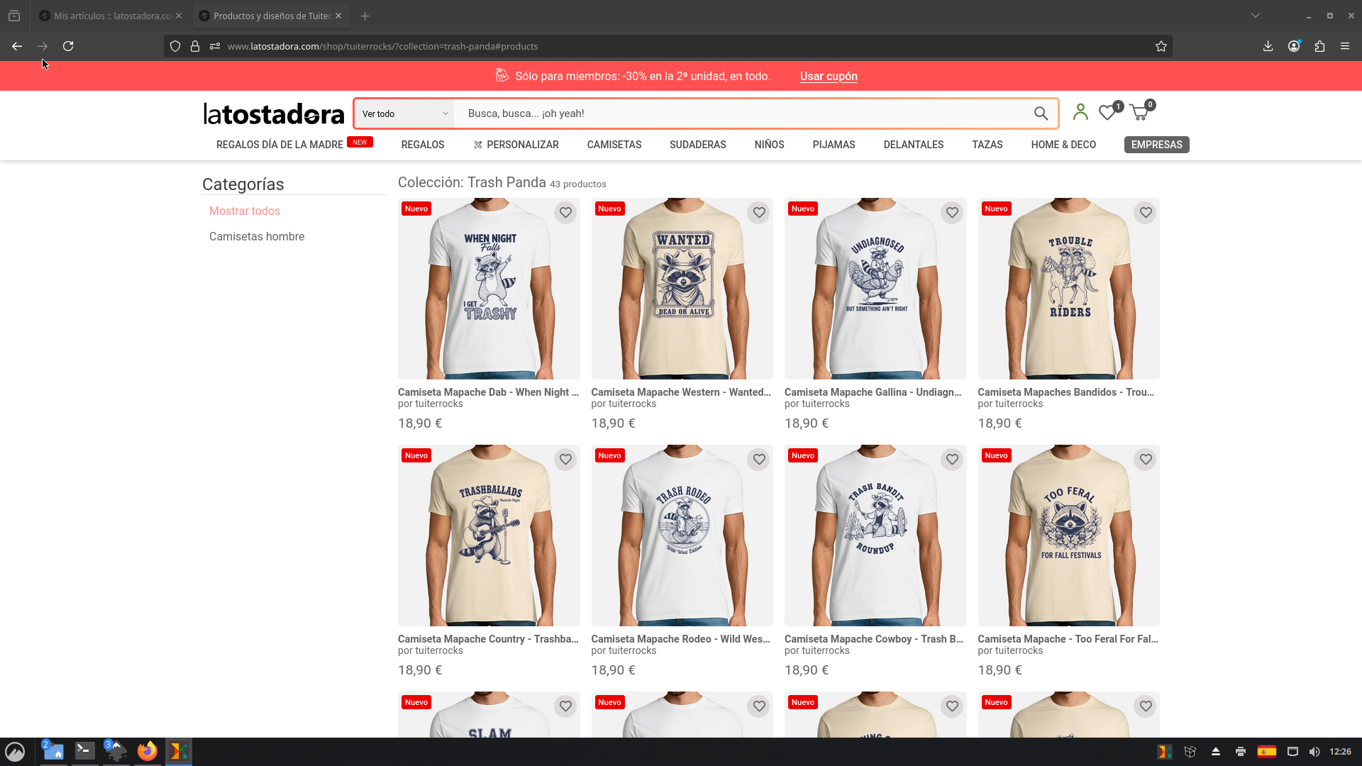 Captura de pantalla de una tienda en línea que muestra una colección de camisetas llamada Trash Panda. Hay ocho camisetas en la imagen con diseños de mapaches con textos como When Night Falls I Get Trashy, Wanted Dead or Alive, Undiagnosed But Something Ain't Right, Trouble Riders, Trashballads, Trash Rodeo, Trash Bandit Too Feral For Fall Festivals. Todos los modelos son de hombre y de color beige. Los precios son de 18,90 €.
