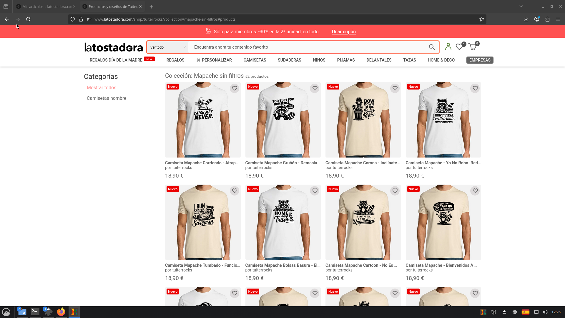 Captura de pantalla de página web de latostadora.com. Se ven camisetas de hombre en la categoría Mapache sin filtros con precios de 18,90 €. Hay texto en cada camiseta y en la...
