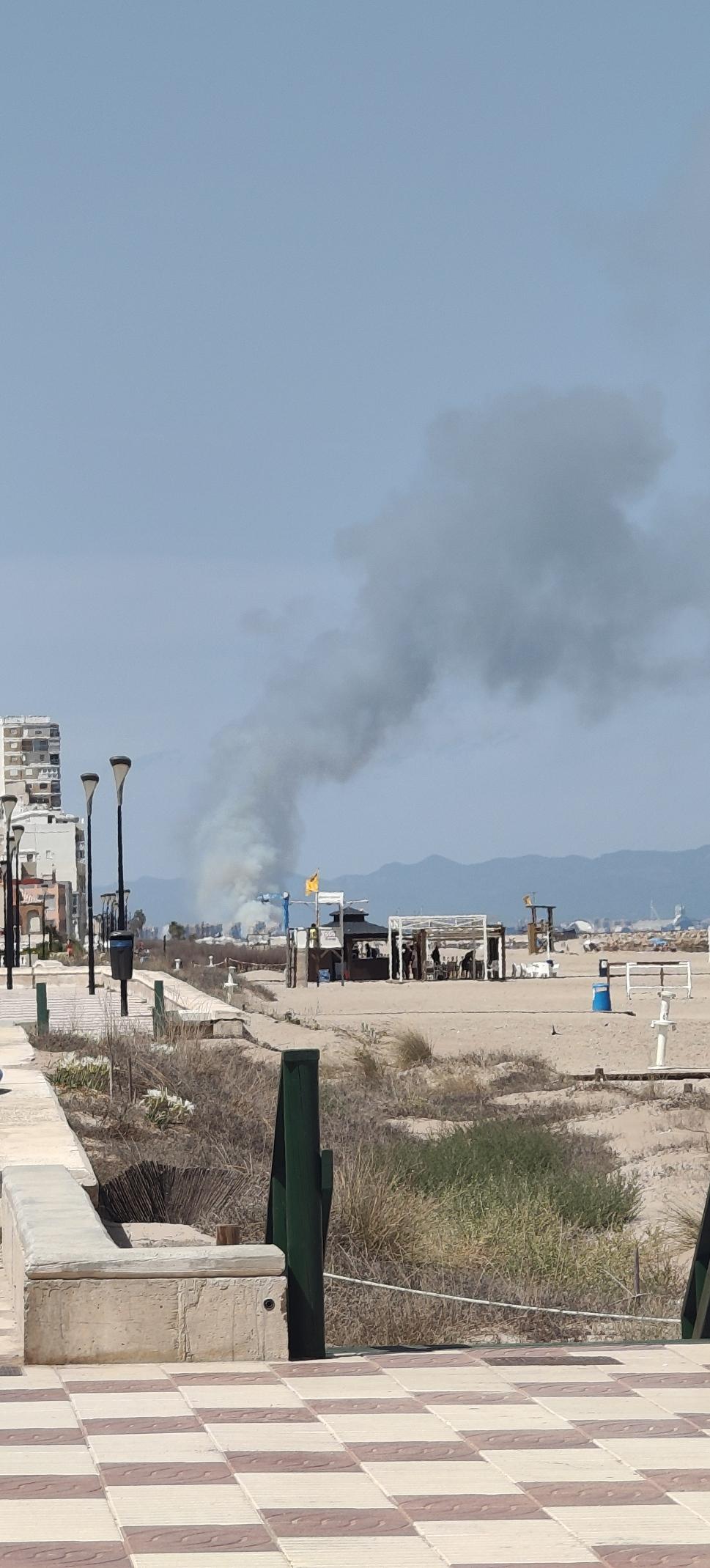 Incendio de la Devesa del Saler desde el Mareny de Barraquetes.