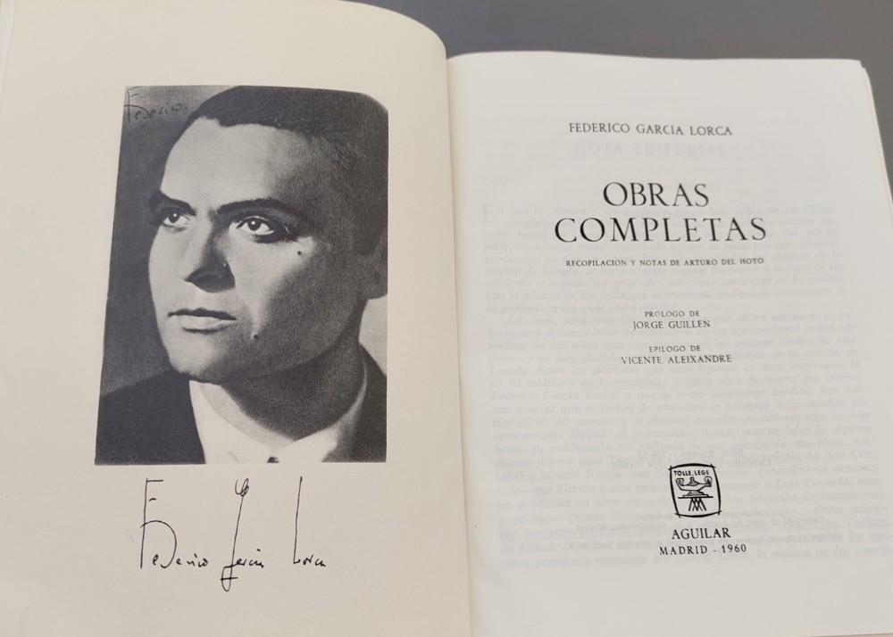 Un libro abierto.
A la izquierda: una foto del poeta mirando hacia su derecha como a lo lejos, debajo su firma.
A la derecha:
Federico García Lorca
Obras completas
Recopilación y notas de Arturo del Hoyo
Prólogo de Jorge Guillén
Epílogo de Vicente Aleixandre
Aguilar - Madrid - 1960