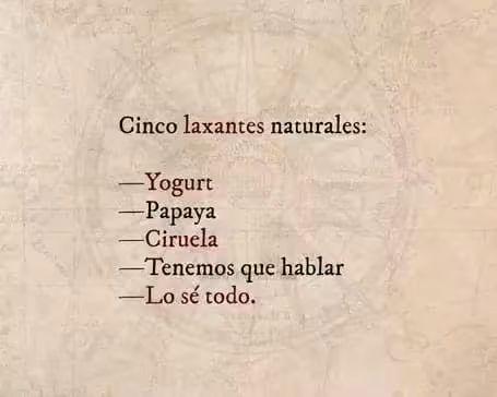 Una imagen de texto sobre un fondo beige con un patrón sutil. El texto dice: "Cinco laxantes naturales: —Yogurt —Papaya —Ciruela —Tenemos que hablar —Lo sé todo."
